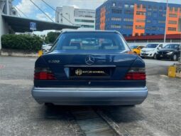 Mercedes-Benz 200E full