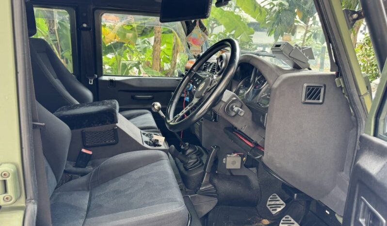 Land Rover Defender 110 Hardtop full